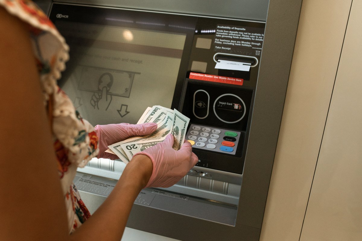 снятие денег в банкомате
