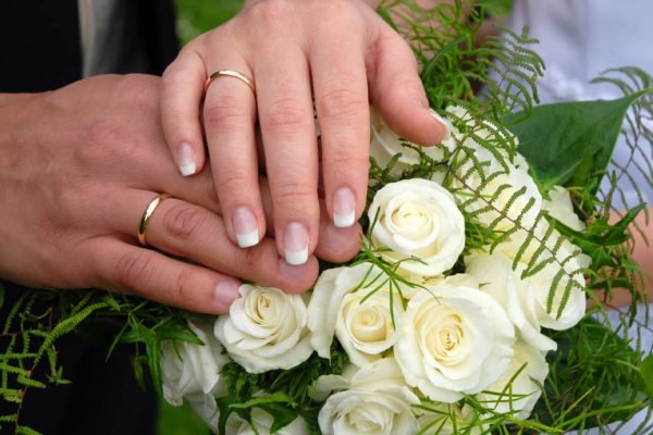 Бабушка в день свадьбы сказала, чтобы я больше никогда не снимала обручальное кольцо, жаль, что я не послушала ее