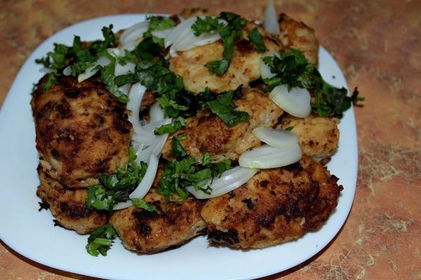 Фирменные котлетки цыганской мамы, благодаря особому пропариванию в десять раз сочнее обычных