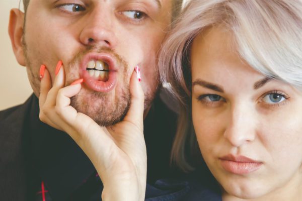 Жена поняла, что муж развлекается с секретаршей и сразу вылетела в офис