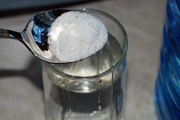 Знакомая поставила в спальне стакан с солью и уксусом. Теперь тоже использую этот трюк!