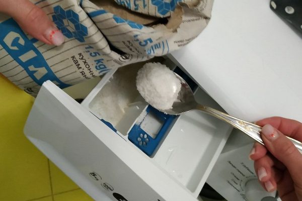 «Посоленная» при стирке одежда не сереет и не желтеет, чистая до скрипа, делюсь своими секретами