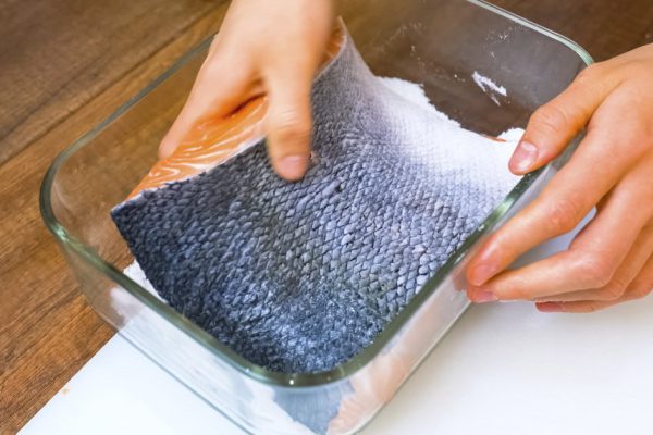 Рыбак из Мурманска умоляет не делать постыдных ошибок в засолке красной рыбы