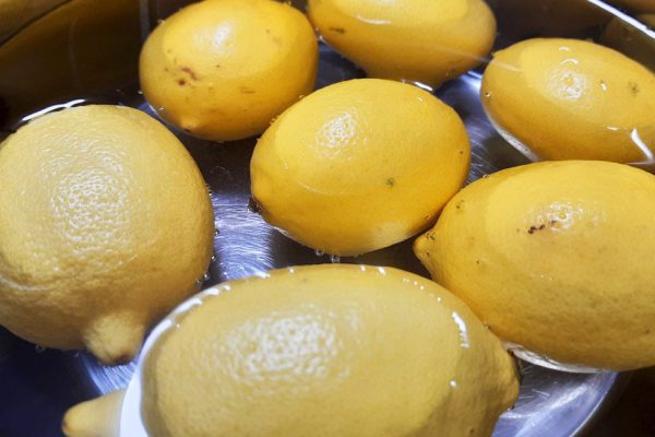 За 3 дня до прихода гостей посыпаю лимоны солью и перцем, чтобы подать им лучшую пряную закуску