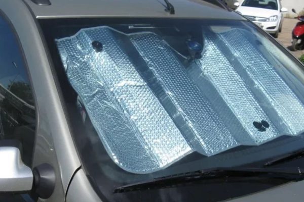 Ошибка тех, кто кладет отражающий экран на лобовое стекло