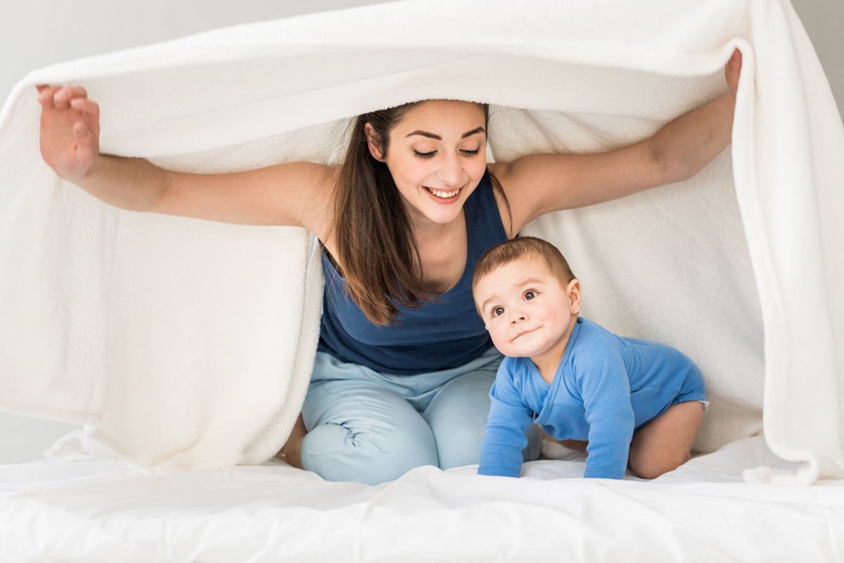 Брат мама одеяло. Укрывает ребенка одеялом. Мама укрывает ребенка одеялом. Фотосессия в одеяле с ребенком. Мама и малыш в одеяле.