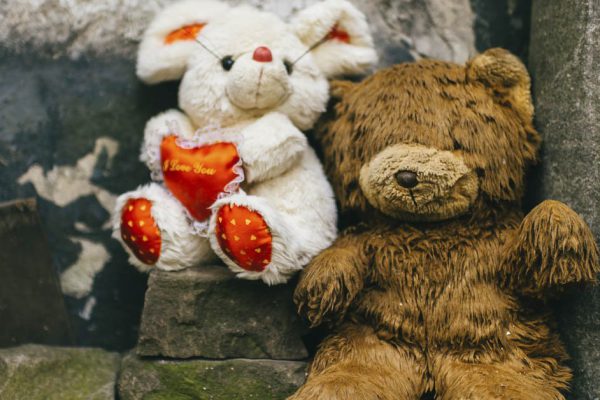 Соседи шушукаются и косо посматривают, ведь я не помогаю многодетной семье, живущей в нашем доме