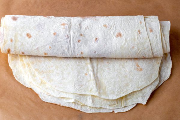 По дороге домой покупаю сосиски, лаваш и сыр, чтобы вечером устроить званый ужин для многочисленных родственников