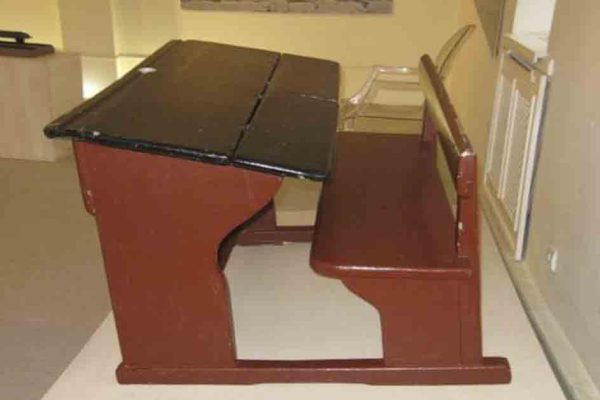 Почему из школ убрали простые и практичные советские парты, за которыми было так удобно сидеть