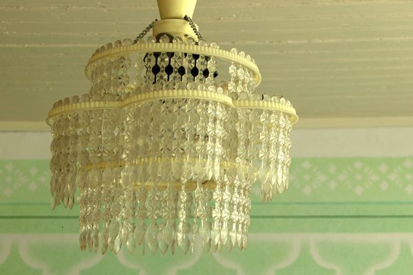 Новая жизнь старой советской люстры с висюльками, каскадом болтающимися под потолком