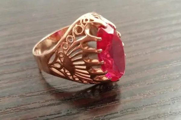 Антиквар цокает языком, глядя на советские украшения с рубинами, сразу их убирает с глаз долой