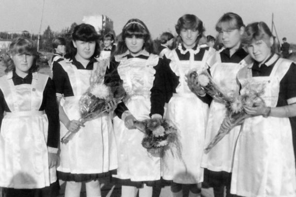 Почему многие советские школьницы в своем юном возрасте уже выглядели как тетки, смотрим старые снимки