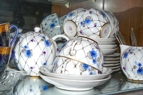 Отчаялась продать советский сервиз, решила доплатить скупщику, чтобы унес его с глаз долой