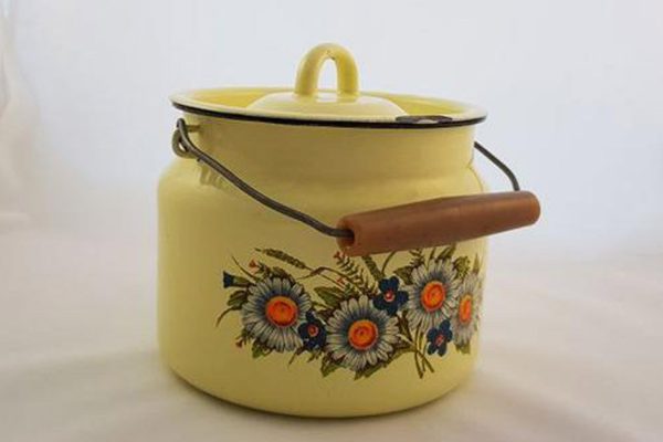 В детстве с бидончиком бегала за молоком и квасом, нашла применение красивому бидону