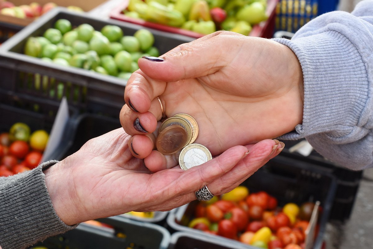 из рук в руки передать