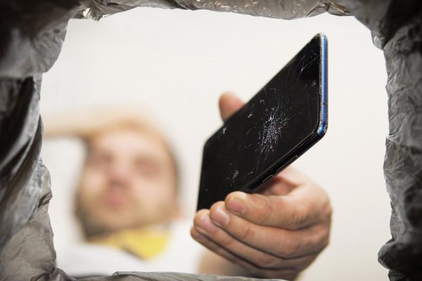 Мастер по ремонту показал, из-за чего спустя два года любой смартфон сломается