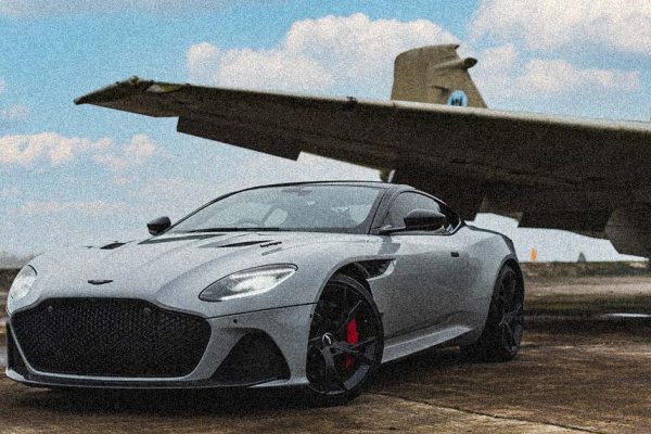 После увольнения несчастная учительница впрыгнула в дорогую тачку и помчалась в аэропорт