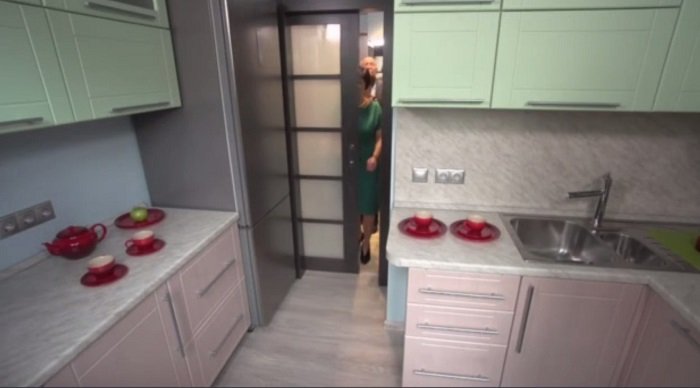 дизайн маленькой кухни из пластика