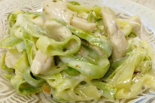 Получила фигуру «песочные часы», заменив макароны сливочными спагетти из кабачков