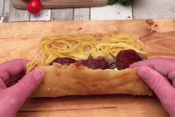 Повар просто поместил спагетти на слой сыра и сделал то, что поразило меня…