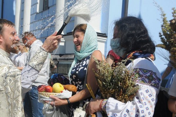Путала праздник Маковея с Ореховым и Яблочным Спасом, но добродушный священник всё объяснил