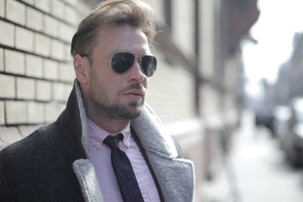 Ехидные сотрудники подшучивали над девушкой из деревни, но мигом притихли, увидев ее мужа