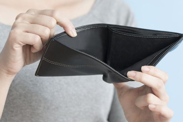 Скрытые установки на бедность, из-за которых деньги убегают из кошелька