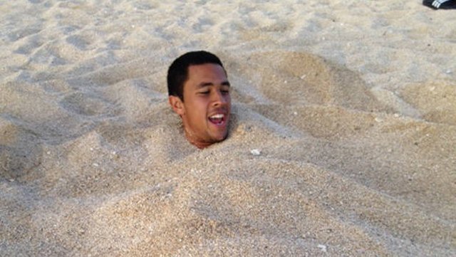 человек, зарытый в песок