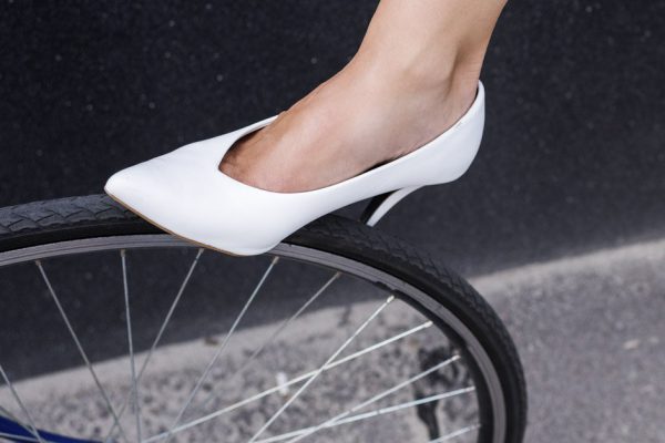 Белая обувь выглядит так, будто я в ней летаю, а не хожу, ни единого пятнышка