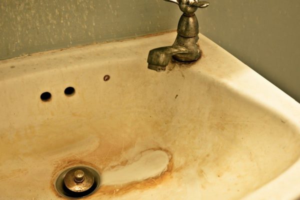 Ремонт делали в ванной еще в годы перестройки, удалось всё отмыть копеечным домашним средством