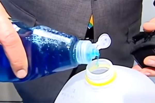 Он смешал воду, спирт и моющее средство… То, что он получил в результате, понадобится каждому!