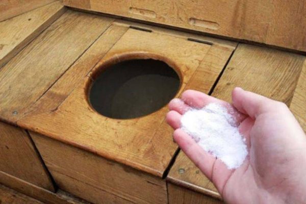 Уличный туалет будет благоухать, если засыпать в него этот порошок