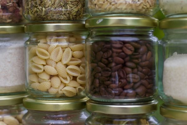 Какими продуктами стоит запастись, чтобы сэкономить в будущем, лишними не будут