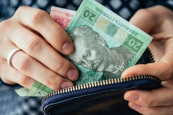 Когда я узнала, что у дочки скоро родится двойня, решила помочь ей финансово, но такой реакции я не ожидала