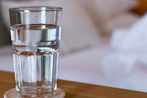 Когда ты узнаешь, для чего оставлять стакан воды у кровати на ночь, станешь делать так же