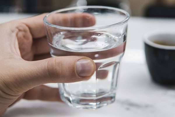 Солью можно смыть даже грехи, ставлю под кровать стакан соленой воды