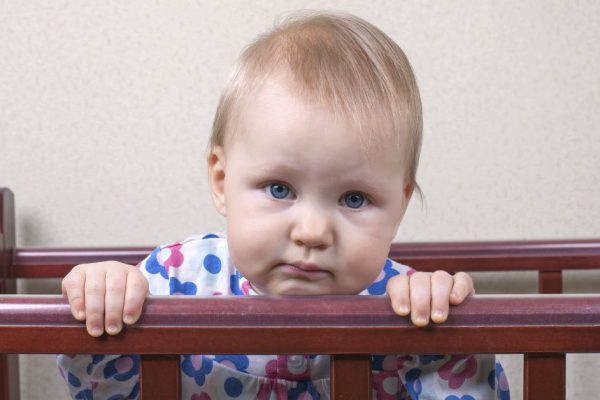 Почему молодые мамы массово выступают против детских кроваток, обзывая их одиночными камерами