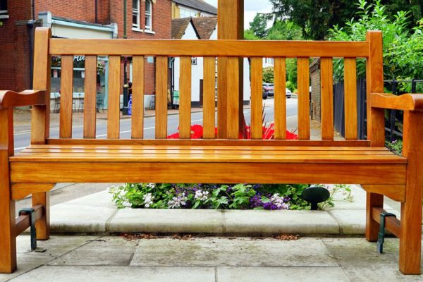 Старую деревянную мебель привела в божеский вид, убрав все царапины