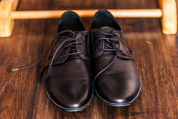 На тротуаре у магазина нашла пару старых туфель, сомневаюсь, брать или нет