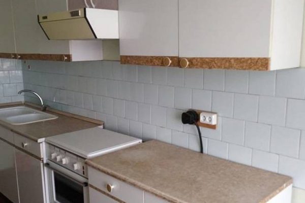 Старая советская плитка на кухне выглядит уныло и раздражает, а снять ее никак нельзя, что делать при таком раскладе