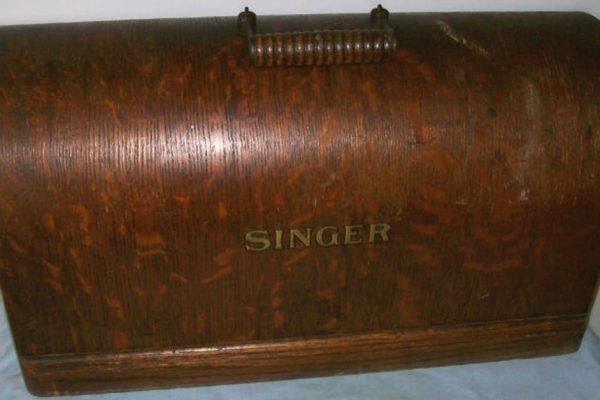 Антиквары соперничают в гонке за швейными машинками старого образца