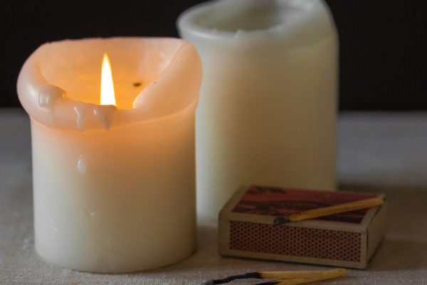 Мудрая хозяйка никогда не станет выбрасывать старые свечи, ведь их можно превратить в суперсредство