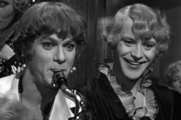 Чем покорил советских зрителей озорной фильм о музыкантах, что переоделись в дамские наряды