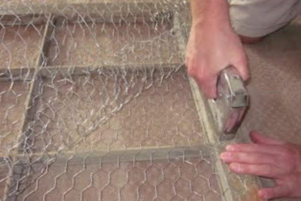 Он натянул проволочную сетку на старую оконную раму. Результат? Мои аплодисменты!