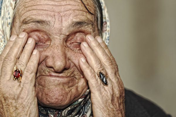 Михаил спешил по делам, когда к нему подошла нищая бабушка, он обомлел, когда увидел серьги в ее ушах