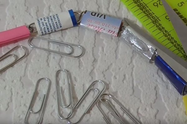 Что можно сделать из старых открыток и скрепок