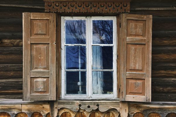 Раньше в деревнях закрывали ставни по вечерам, почему сейчас не делают ставни