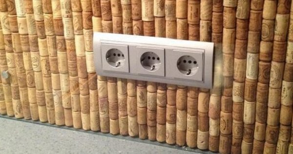 Одна из самых необычных идей декора для кухни: стена из… винных пробок!