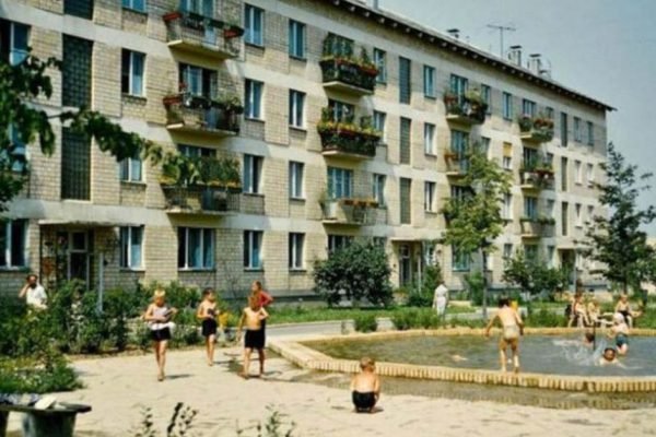 Сегодня хрущевки не ругает лишь ленивый, но ты только посмотри, как они выглядели полвека назад
