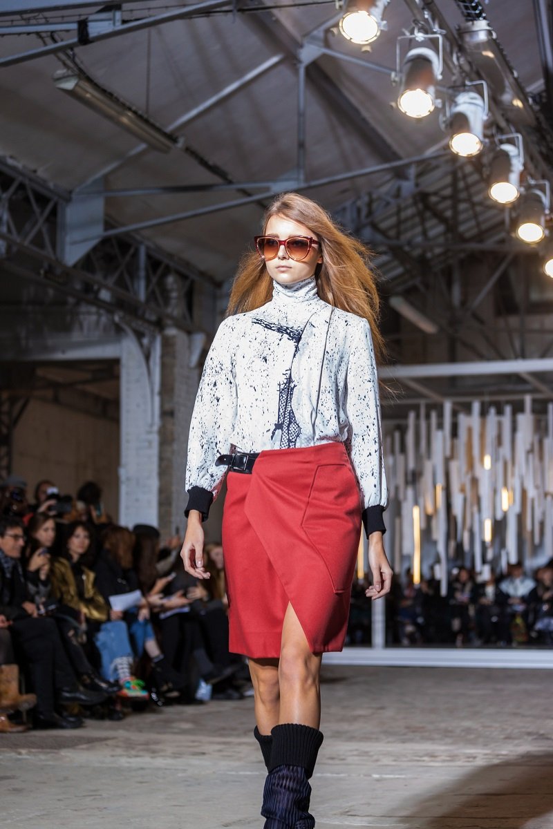 красная юбка солнце